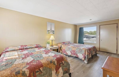 Shields Hotel | 3 Comfortable Double Queen Rooms Perfect for Conference Attendees