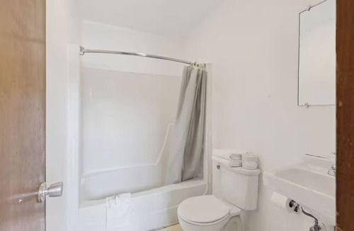 Shields Hotel | 3 Comfortable Double Queen Rooms Perfect for Conference Attendees