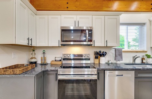 Bellaire Cabin | 3 Mi to Lake! Golfer's Oasis on Summit Course