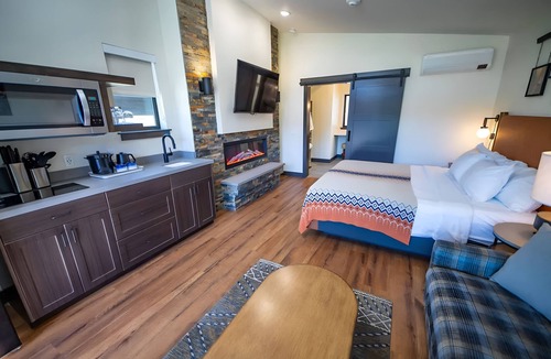 Mammoth Lakes Hotel | 3 Spacious Cabins Near Yosemite Tioga Pass, Local Dining & Scenic Trails!