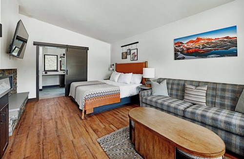Mammoth Lakes Hotel | 3 Spacious Cabins Near Yosemite Tioga Pass, Local Dining & Scenic Trails!