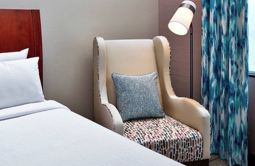 Valencia Hotel | 3 Units | Plush 2 Queen Beds | 3 Miles to Town Center Shopping | Shared Patio