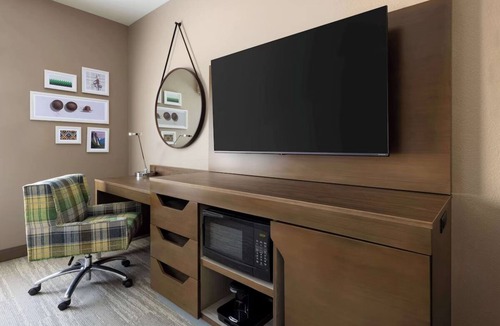 Oakhurst Hotel | 3 Units | Yosemite Relaxation Spot: Breakfast, Pool & Hot Tub for Your Stay