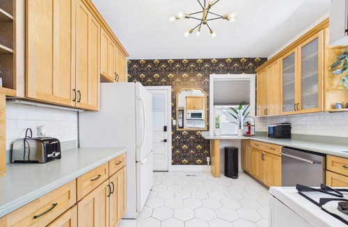 Lakeview Apartment | 3BR Art Deco retreat with garage.