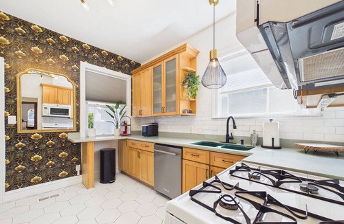 Lakeview Apartment | 3BR Art Deco retreat with garage.