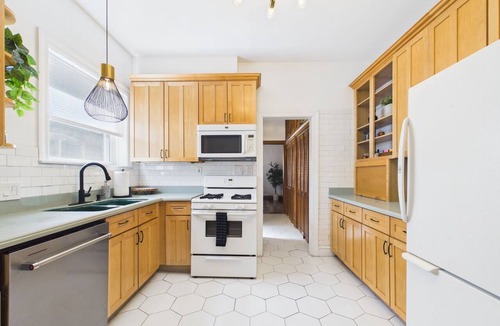 Lakeview Apartment | 3BR Art Deco retreat with garage.
