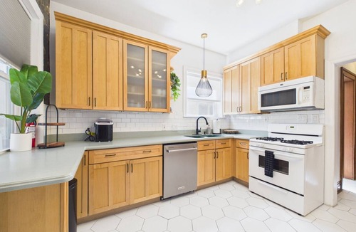 Lakeview Apartment | 3BR Art Deco retreat with garage.