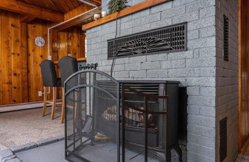 Mayfield House | 3BR Fife Lake Getaway with Fire Pit & Hot Tub