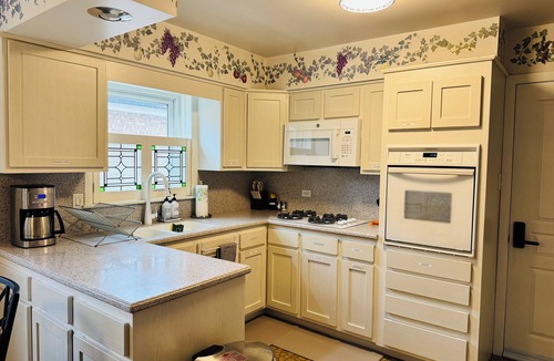 Ducktown Apartment | 3BR Vintage Apt Patio Walk to McKinley Park