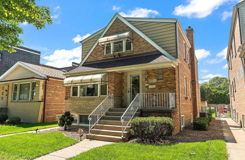 Ducktown Apartment | 3BR Vintage Apt Patio Walk to McKinley Park