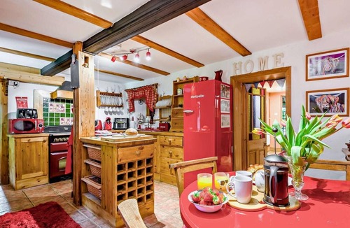Lydney Cottage | 4 Bed in Lydney (oc-55969)