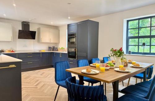 Chepstow House | 4 Bed Luxury home, Sauna, Hot tub, Sleeps 9