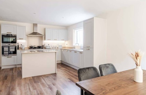 Stoke Gifford House | 4 Bedroom Contractor & Family Home in Bristol