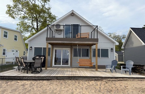 Au Gres House | 4-bedroom family beach house in Au Gres on Lake Huron Sleeps 10 - 4 BR/2 bath
