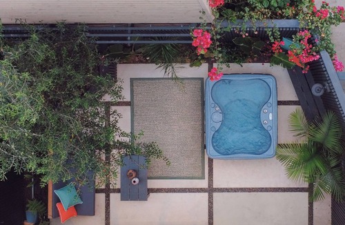 West Oakland House | 4-bedroom house Serene Garden Jacuzzi Garage Parking near San Francisco Berkeley