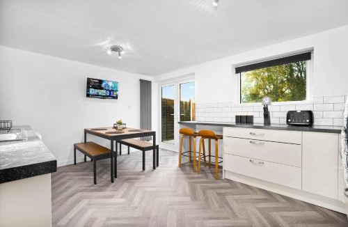 Halesowen House | 4 Bedroom Town House Perfect for families sleeps 6