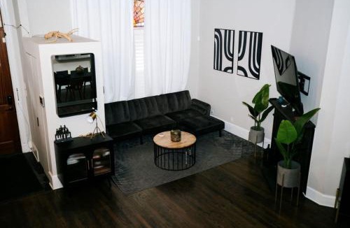 Old Town Triangle House | 4 BR Theater Room Gym Walk to Lincoln Park!
