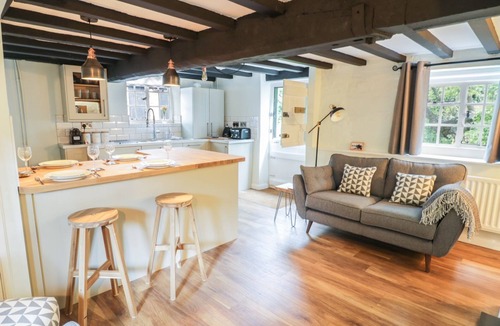 City Centre Cottage | 4 MASONS COURT, family friendly, with a garden in Stratford-Upon-Avon