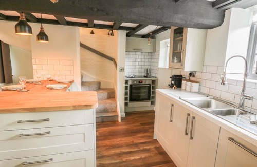 City Centre Cottage | 4 MASONS COURT, family friendly, with a garden in Stratford-Upon-Avon