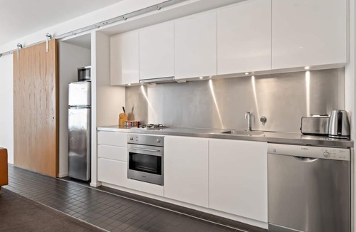 East Melbourne Apartment | 4-Person Apartment With Parking Min From CBD