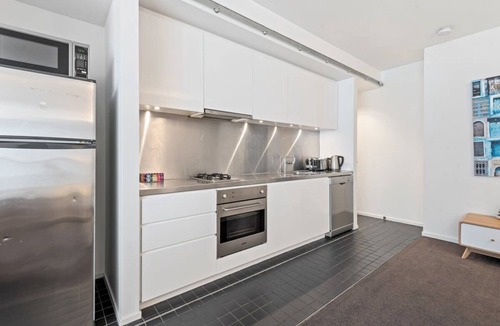 East Melbourne Apartment | 4-Person Apartment With Parking Min From CBD