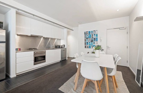 East Melbourne Apartment | 4-Person Apartment With Parking Min From CBD
