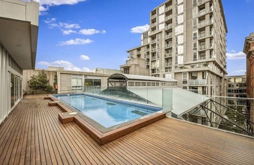 East Melbourne Apartment | 4-Person Apartment With Parking Min From CBD