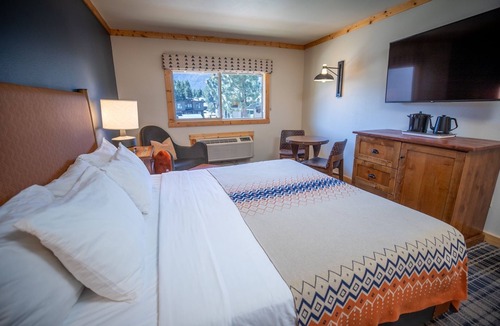 Mammoth Lakes Hotel | 4 Pet-Friendly Units Near Sherwin Lakes, Ideal for Exploring Trails & Mountains