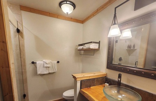 Mammoth Lakes Hotel | 4 Pet-Friendly Units Near Sherwin Lakes, Ideal for Exploring Trails & Mountains