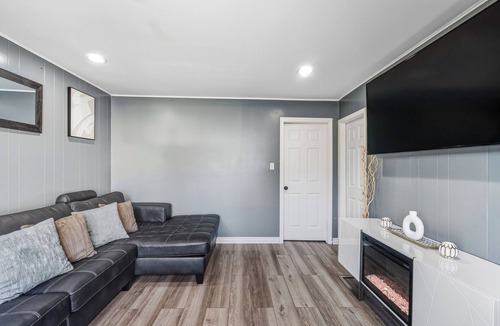 Burbank House | 4BR/1.5BA+Fenced Backyard +Near MDW+One Level