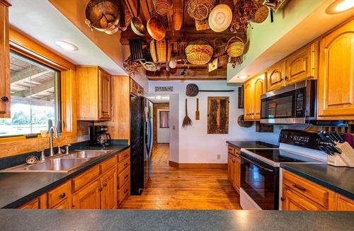 Helmsburg Cabin | 4BR, 2BA