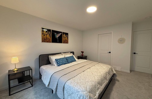 Southwest Calgary House | 4BR Family Home | Free Parking | Calgary | Near Banff & Stampede