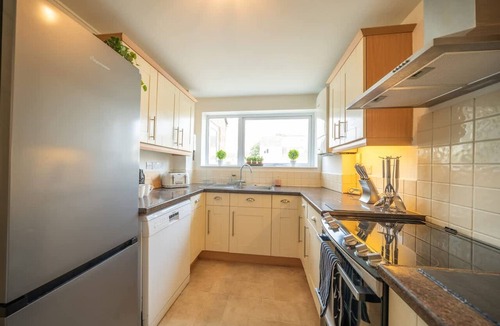 Cirencester House | 5 BD 3 bath 3 Car Drive Large Garden Pet Friendly