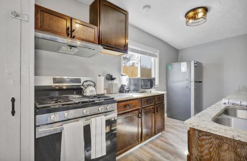 Lansing House | 5 Bedroom, 6 Bed Cozy and Spacious Home