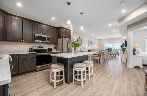 Traverse City Condo | 🌆 539 Bay St Downtown Lakeview Condo | 301W - Waterfront, Free Parking, Moments from festival grounds