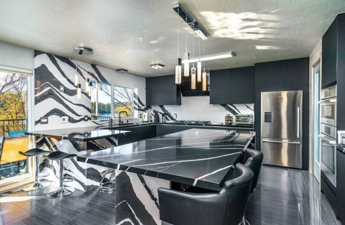 Groveland Cottage | 562 Massive 8 Bedroom on the Lake!