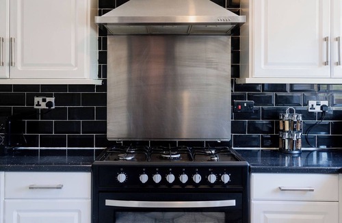 Dudley House | 6-bed House - Sleeps 13 - Families & Contractors