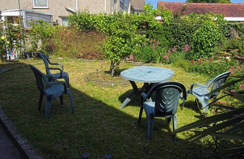Filton House | 6 Bed House Sleeps 13 - Private Garden