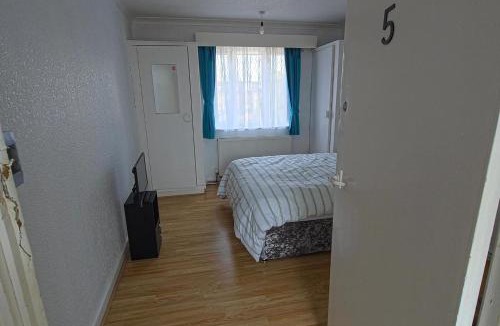 Filton House | 6 Bed House Sleeps 13 - Private Garden