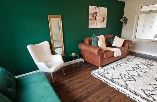 Solihull House | 7 mins to NEC - Spacious Solihull Home - 4 Bedrooms - 2 Living Rooms - Huge Garden- Mell Square, High Street, JLR BHX HS2 Site and MORE - By Samina, ARZ Stays