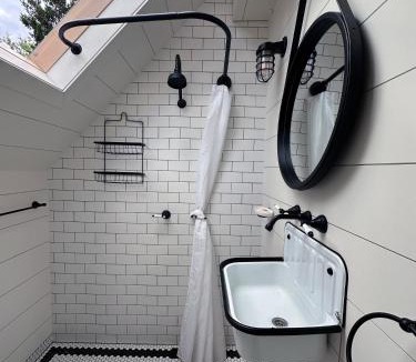 Caulfield South House | A Majestic Victorian Private Rear Access Quarters