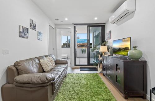 Hughesdale Apartment | A-Min Walk to Oakleigh Station 2BR with Parking
