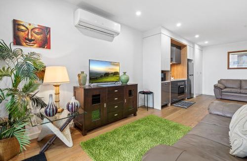 Hughesdale Apartment | A-Min Walk to Oakleigh Station 2BR with Parking