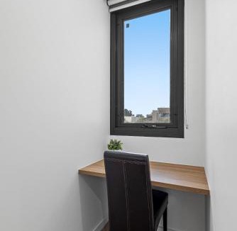 Hughesdale Apartment | A-Min Walk to Oakleigh Station 2BR with Parking