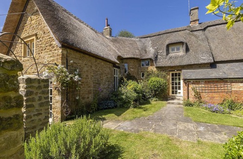 Great Tew Cottage | A stunning dog friendly Cotswold thatched cottage - The Green