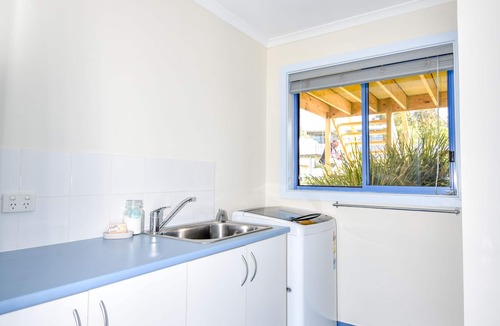 Lakes Entrance House | A two-storey house with sweeping views of Bass Strait and the North Arm.