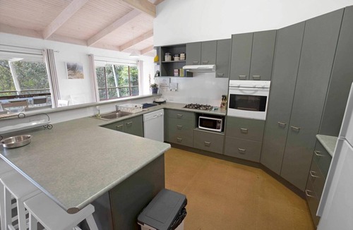 Metung House | A Wood Haven: Experience a serene holiday with your friends and family
