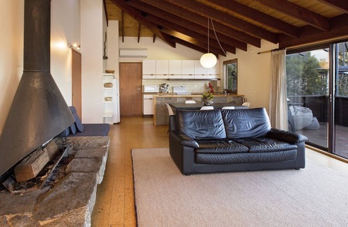Jindabyne Apartment | Absolute lakefront, stunning position right in Jindabyne