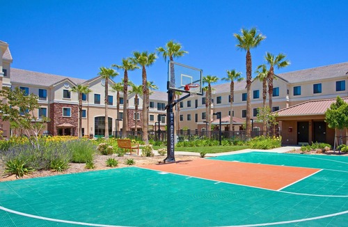 Palmdale Apartment | Accessible King Suite w/Bathtub in Palmdale