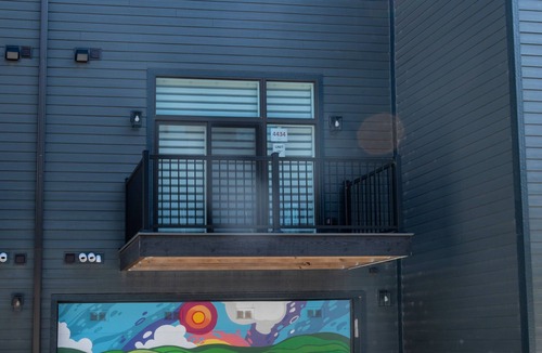 Kenwood House | Ahh-mazing Home, rooftop deck, near lake front. Easy commute to Navy Pier/Loop.